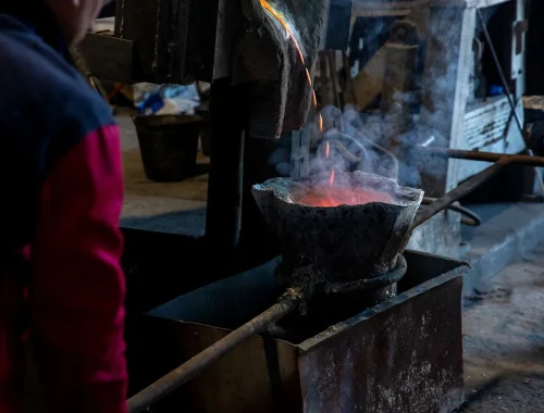 working-process-with-melted-iron